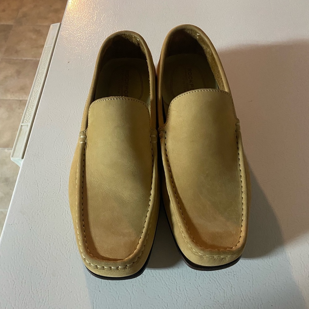 Mens Rockport leather  cream coloured loafers. Size 9